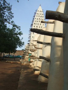 Detalle lateral de la mezquita de Bobo.
