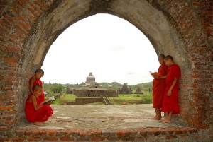 Viajar a Myanmar_monjes en Bagan
