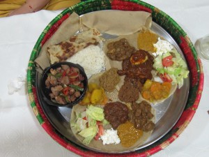 Un ejemplo de wat, con la tradicional "injera", sus verduras y su carne estofada.