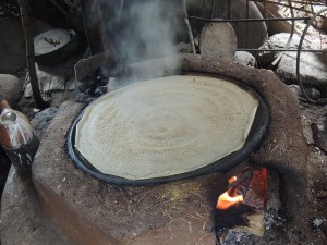 Injera cocinada a la manera tradicional (fuente: wikipedia).