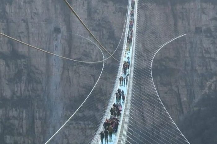 China presenta el puente de cristal más largo del mundo